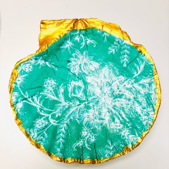 Handcrafted shell ring dish with green w/white hibiscus floral decoupage design. - Picture 6 of 6